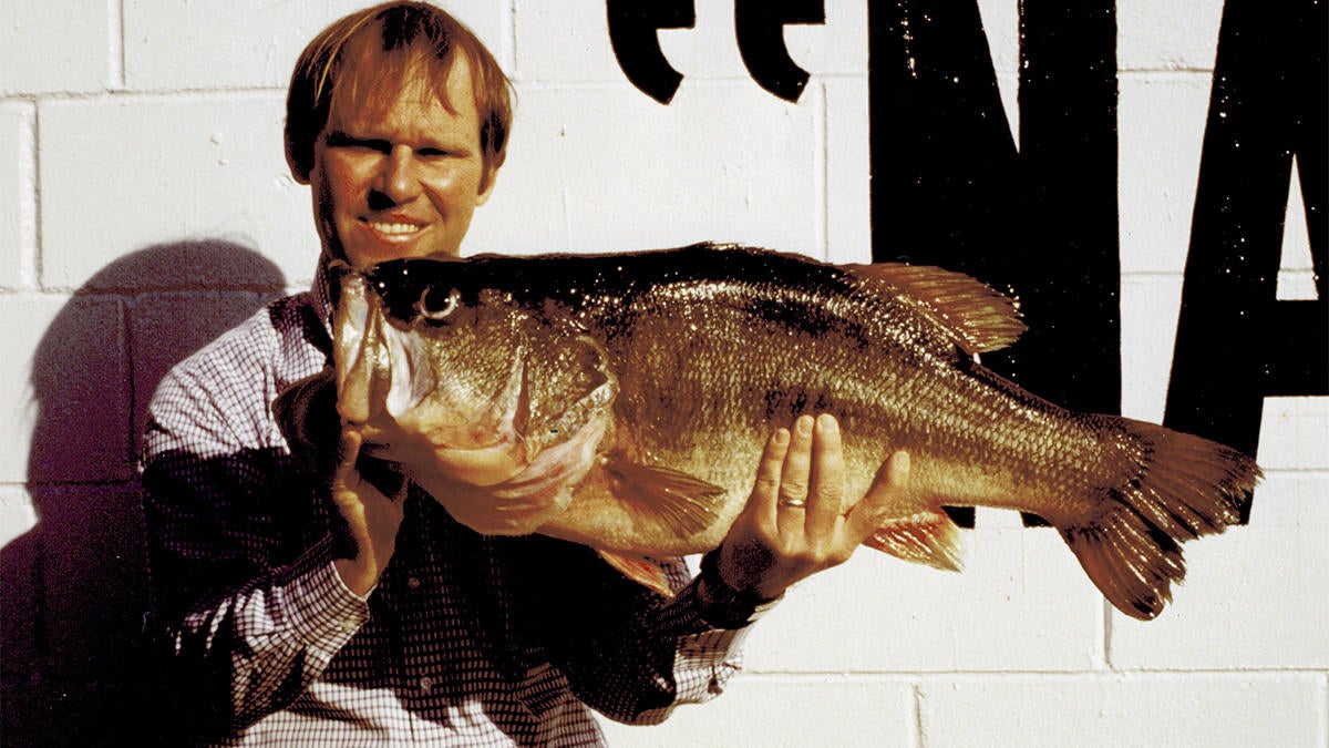 alabama-state-record-bass.jpg