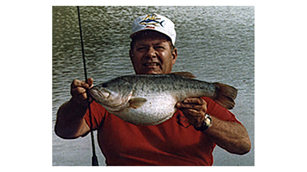 hawaii-largemouth-bass-record-dickie-broyles.jpg
