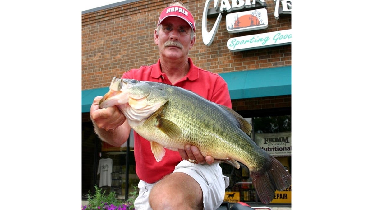 minnesota-state-record-bass.jpg
