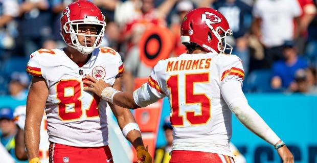 <p>kelce mahomes</p>