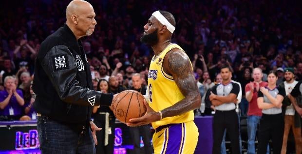 Sportsbooks take beating after Lakers' LeBron James breaks Kareem Abdul-Jabbar's NBA points record Tuesday vs. Thunder