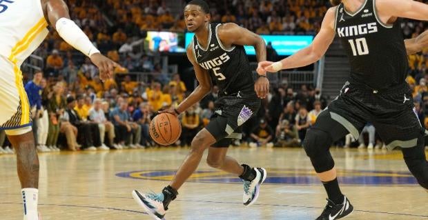 Warriors vs. Kings NBA playoffs Game 5 odds, props, trends: Slight spread lean on Golden State despite road woes, De'Aaron Fox will play through injury