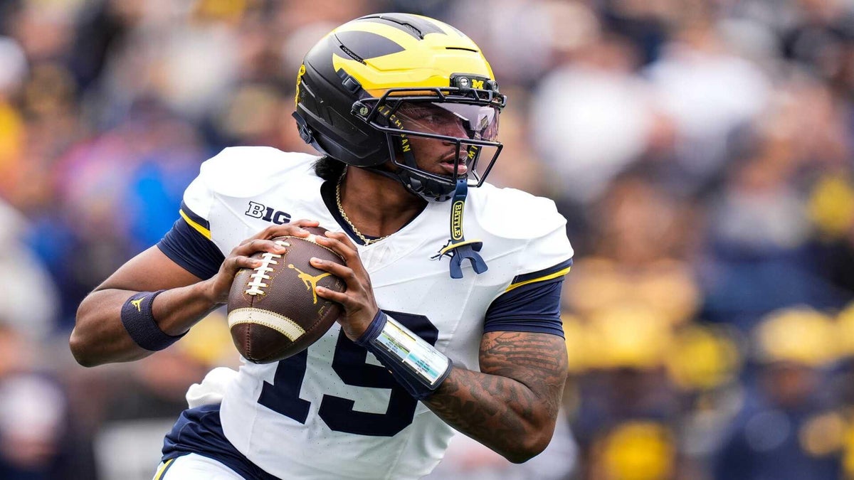 <p>Michigan quarterback Bryce Underwood </p>