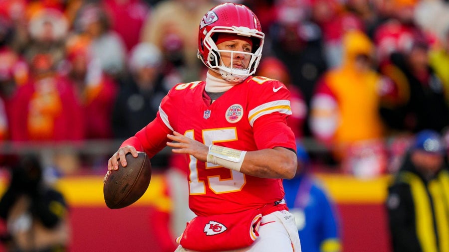 Colts vs. Chiefs SNF picks from expert on 31-19-3 roll with Indy  